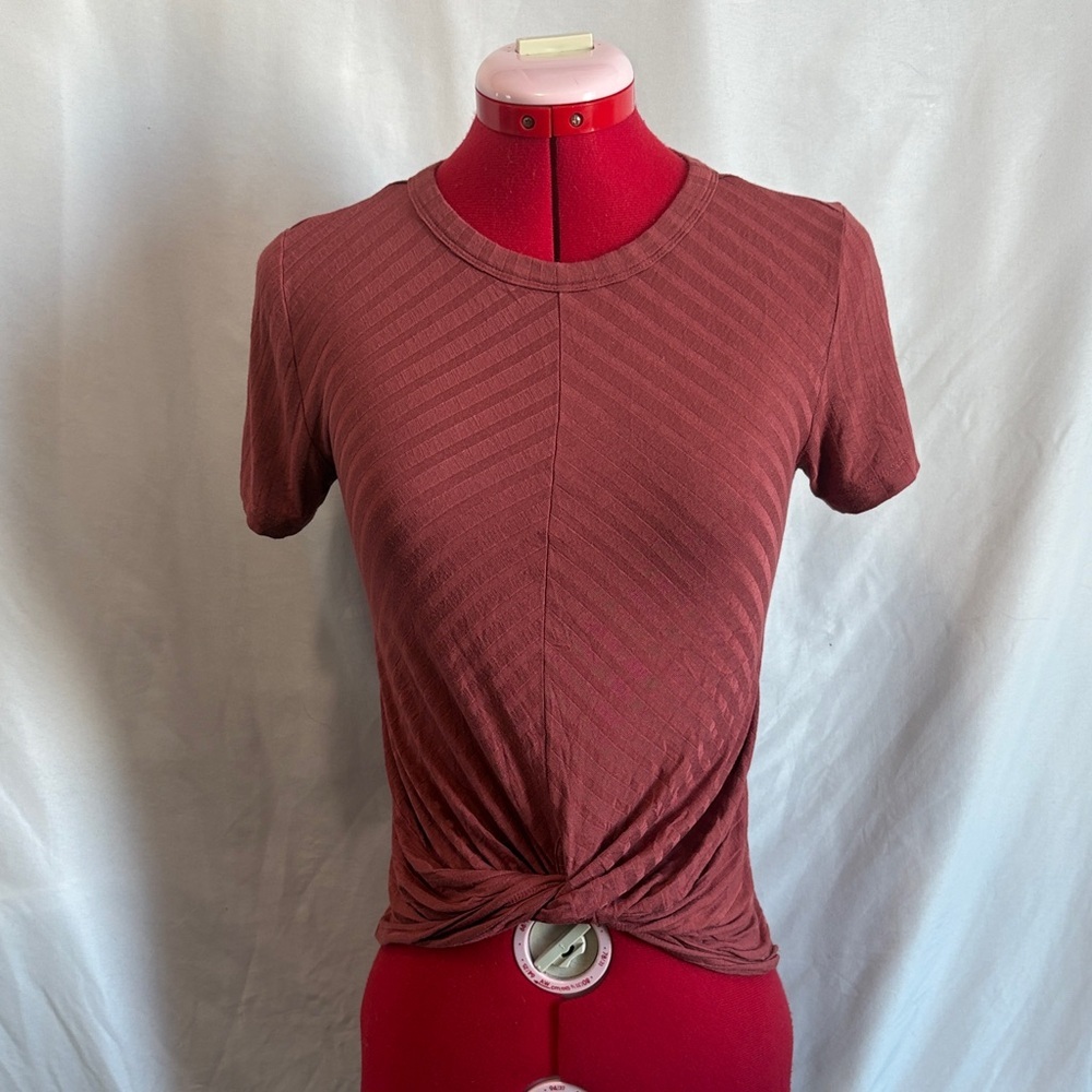 George Women's Short Sleeve Knotted Tee in Rust SM283